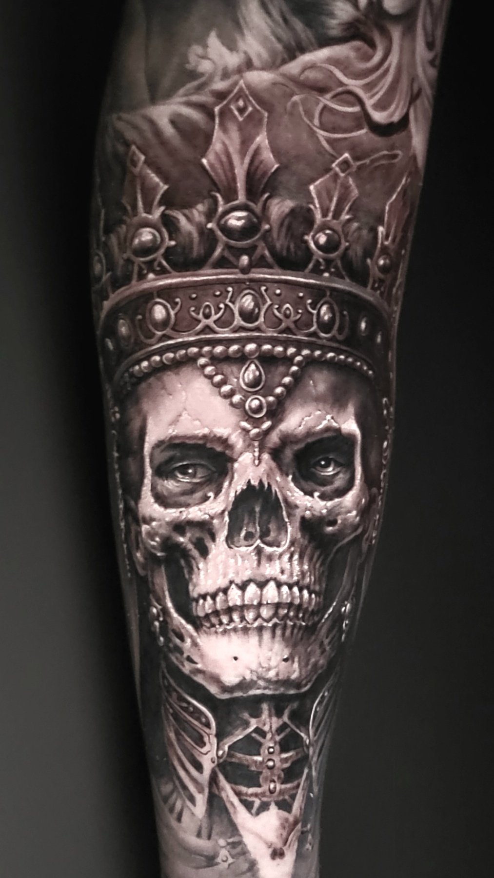Black & Grey kaukolės tatuiruotė su karūna – Eddy Tattoo